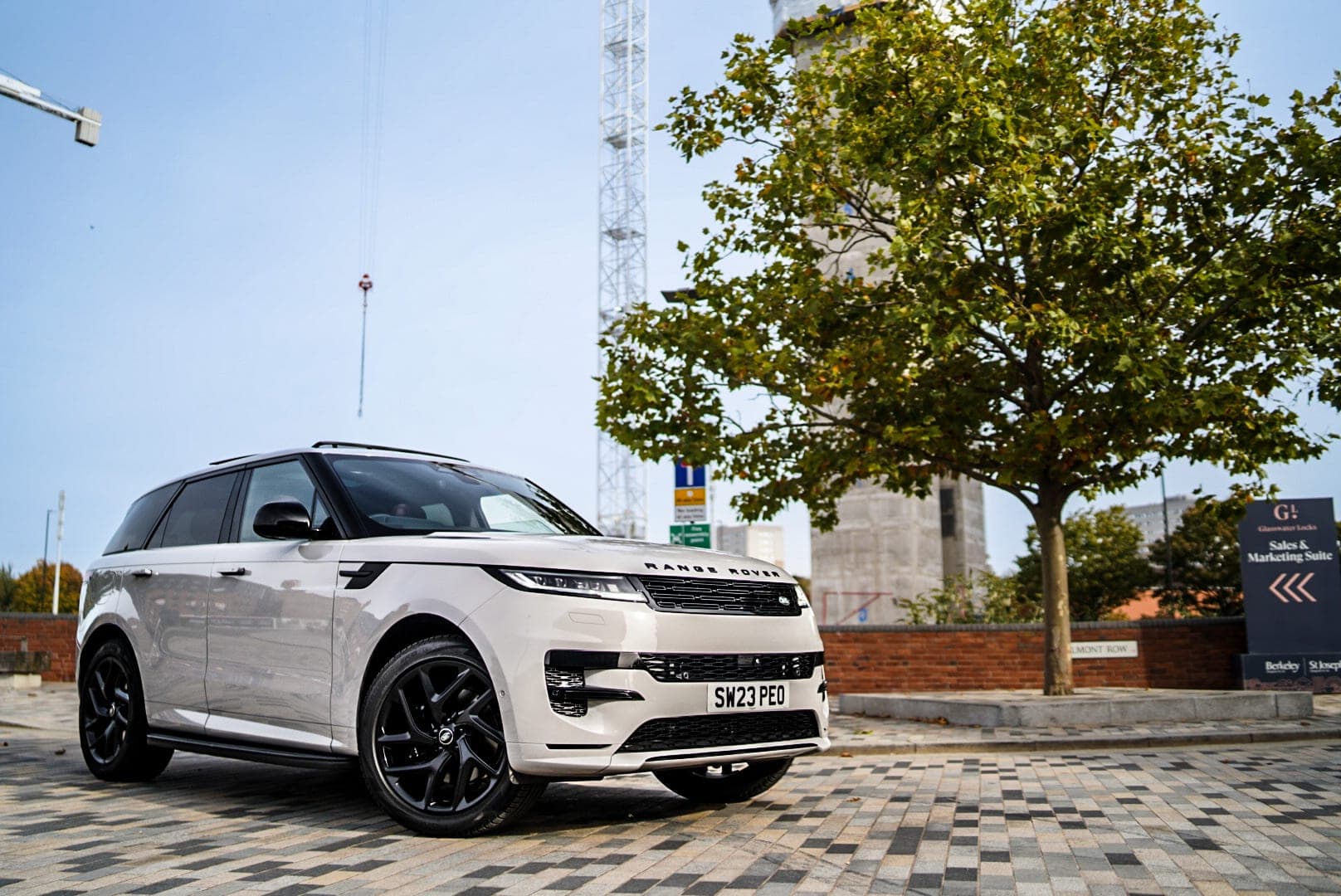 Front three-quarter view of the white Range Rover Sport