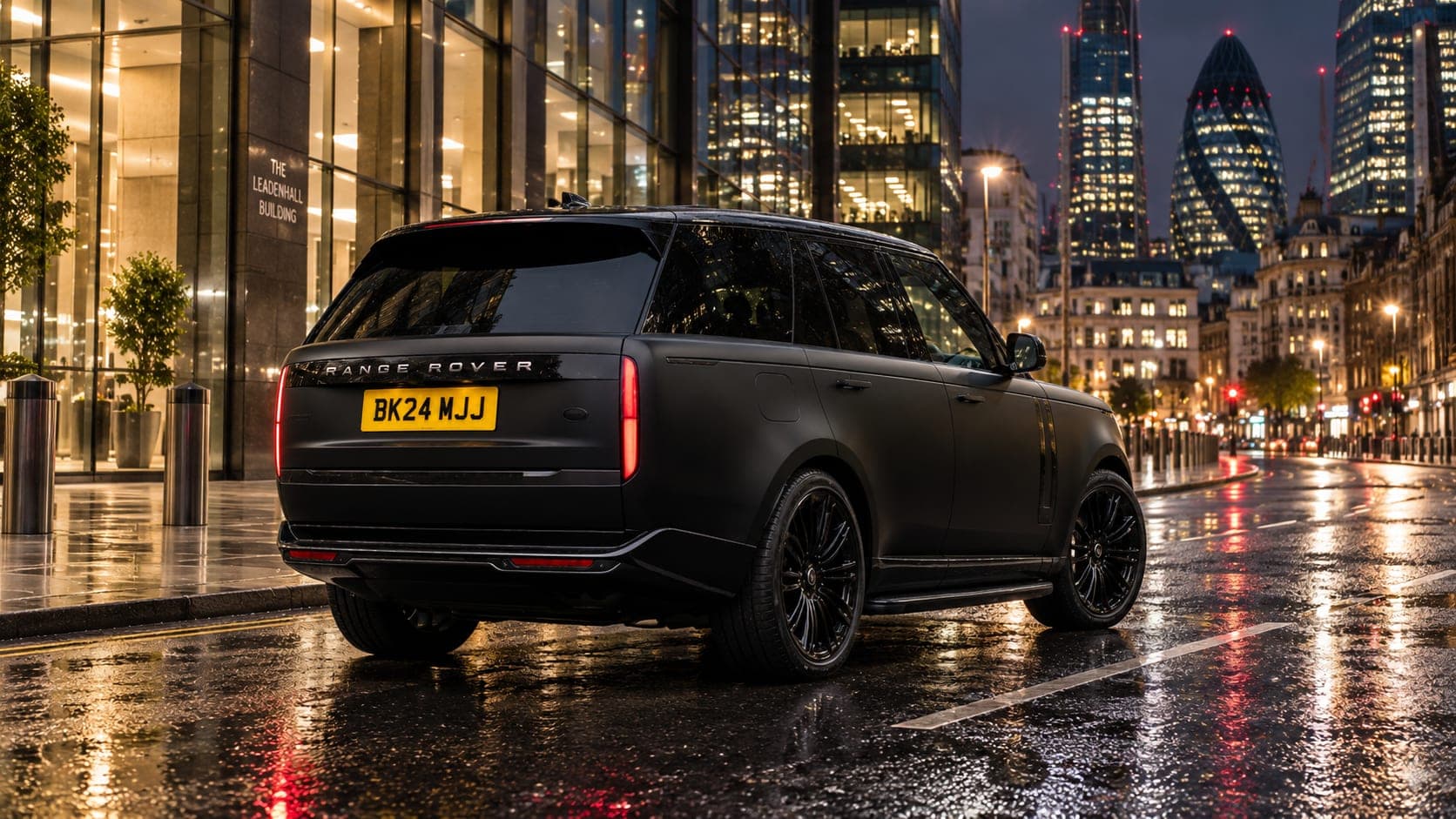 Range Rover Vogue in the city at night
