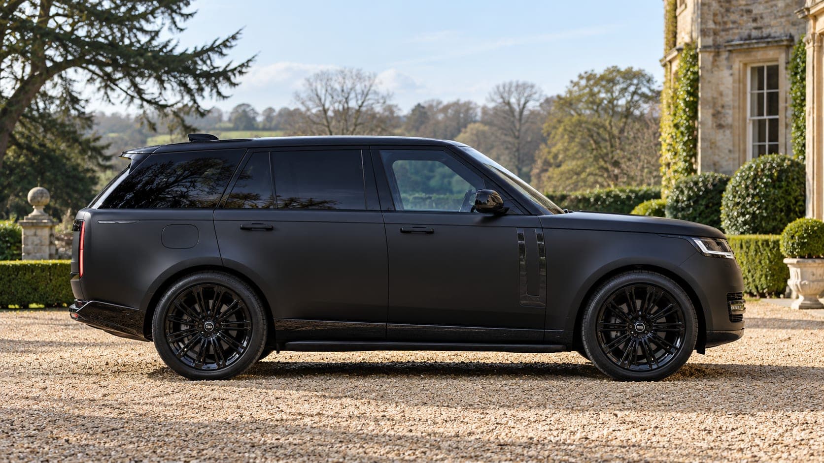 Range Rover Vogue at a country estate