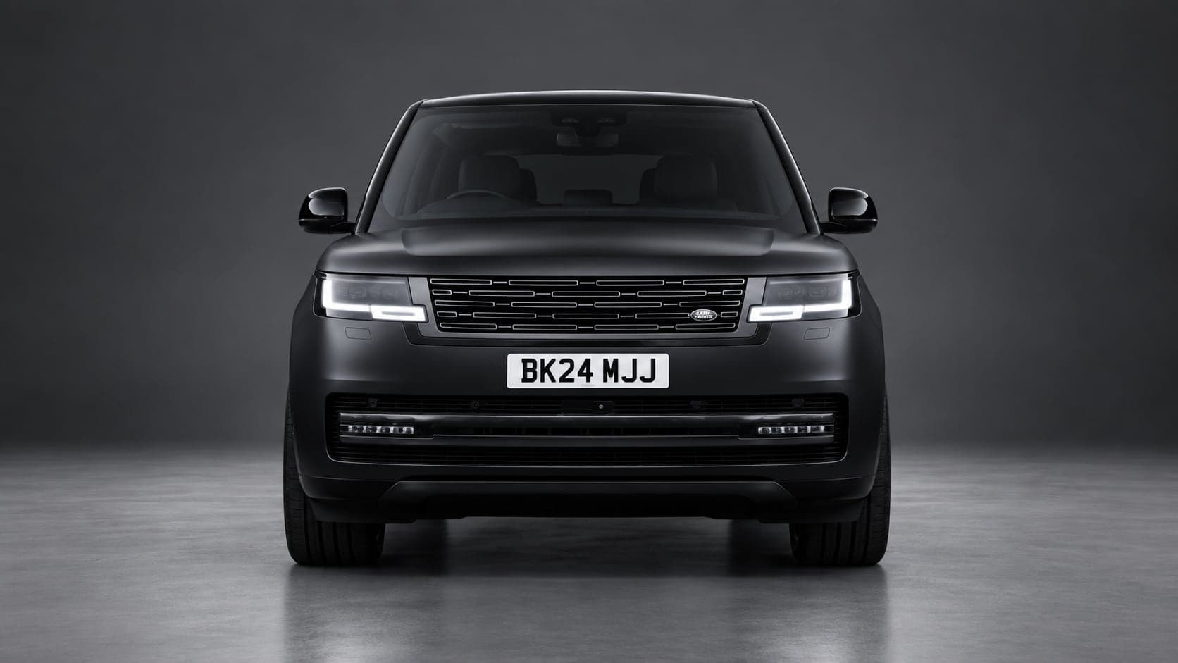 Land Rover Range Rover Vogue — head-on, studio