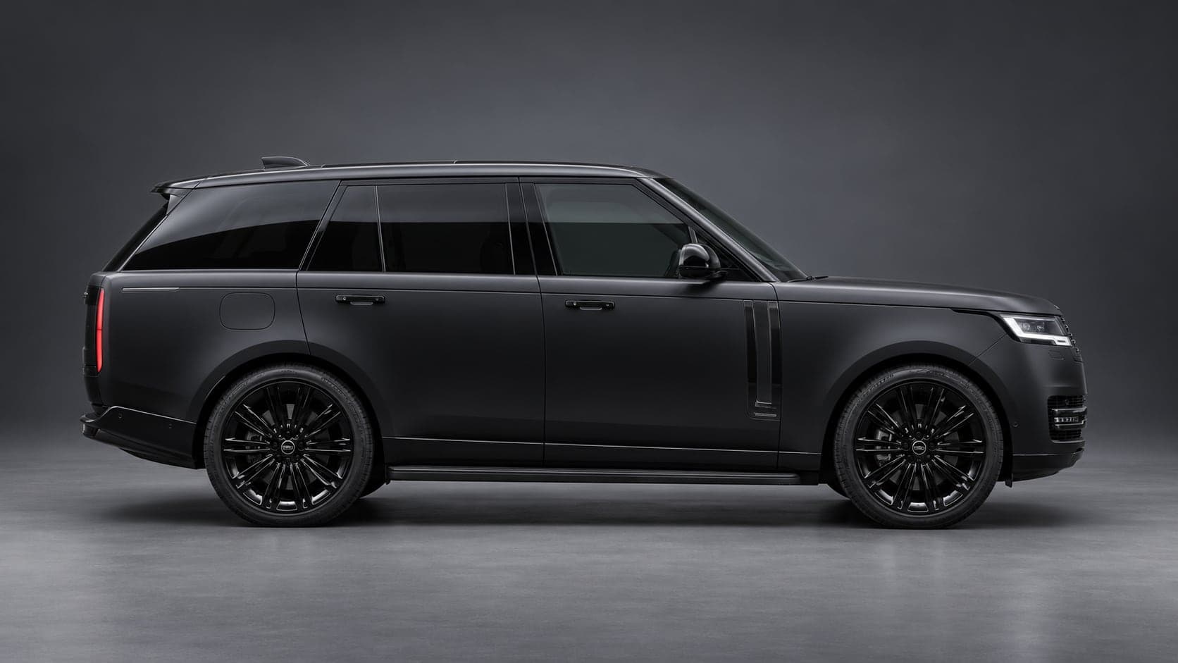 Land Rover Range Rover Vogue — side profile, studio