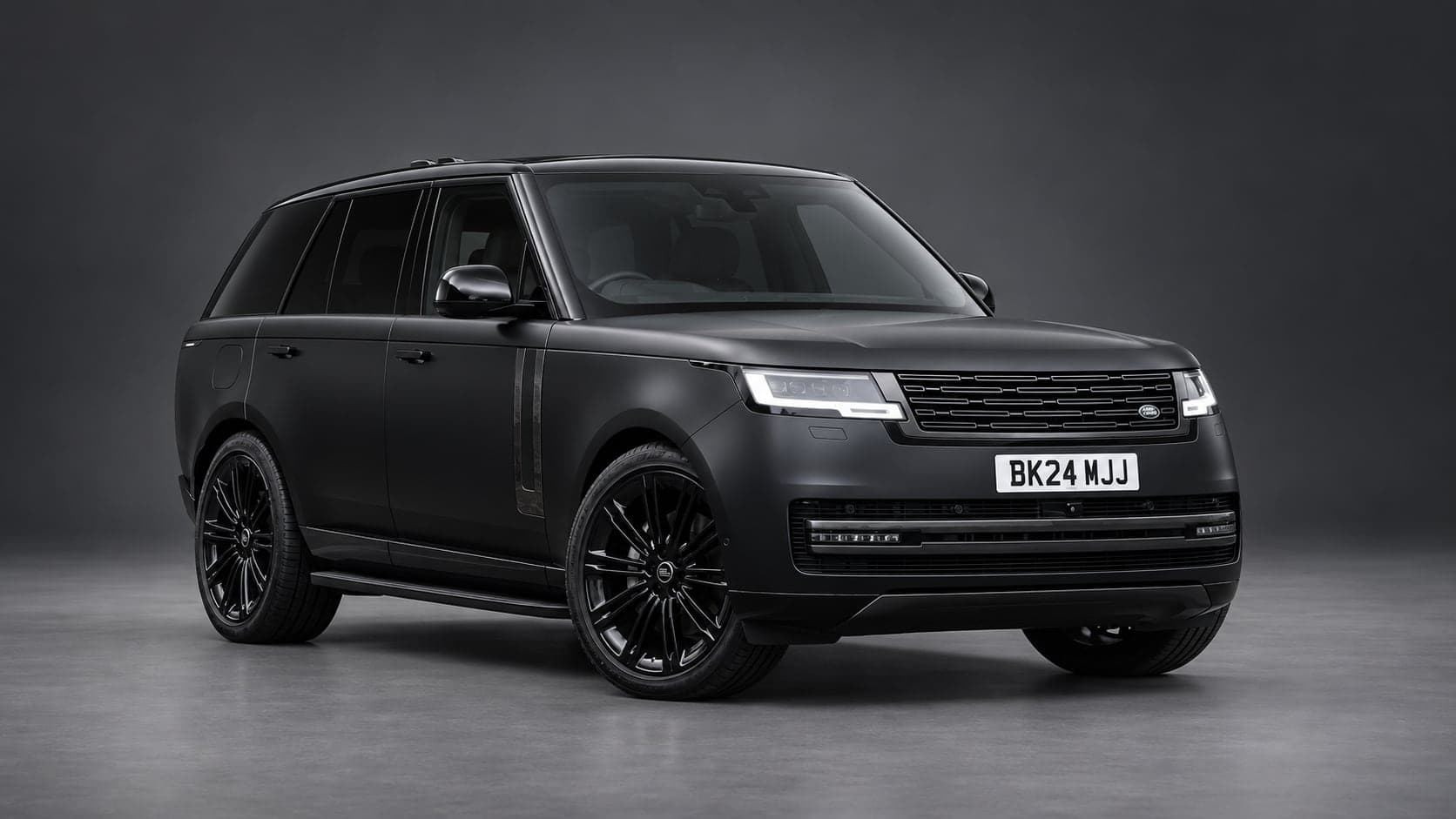 Land Rover Range Rover Vogue — front three-quarter, studio