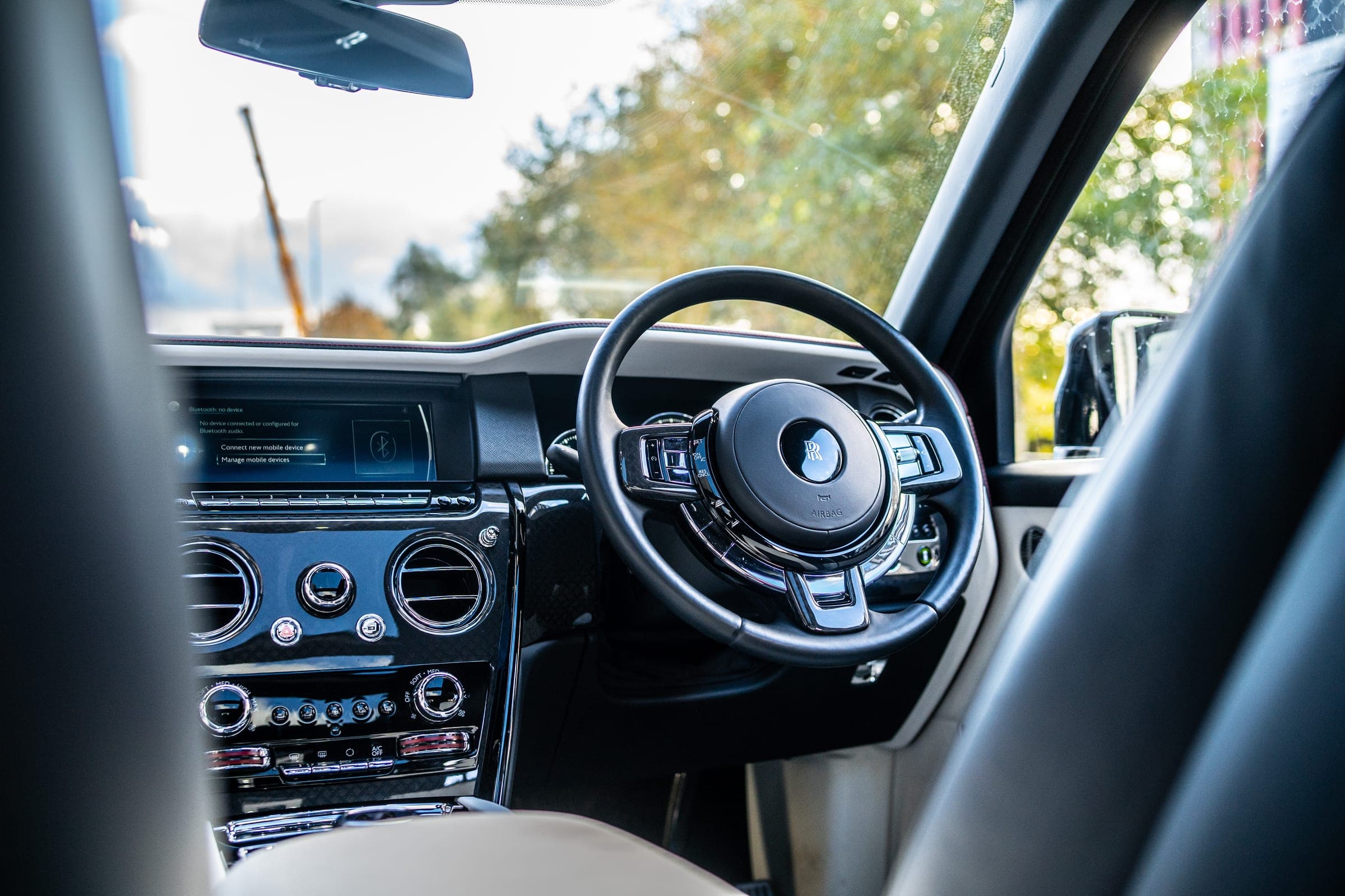 Rolls-Royce Cullinan steering wheel and controls