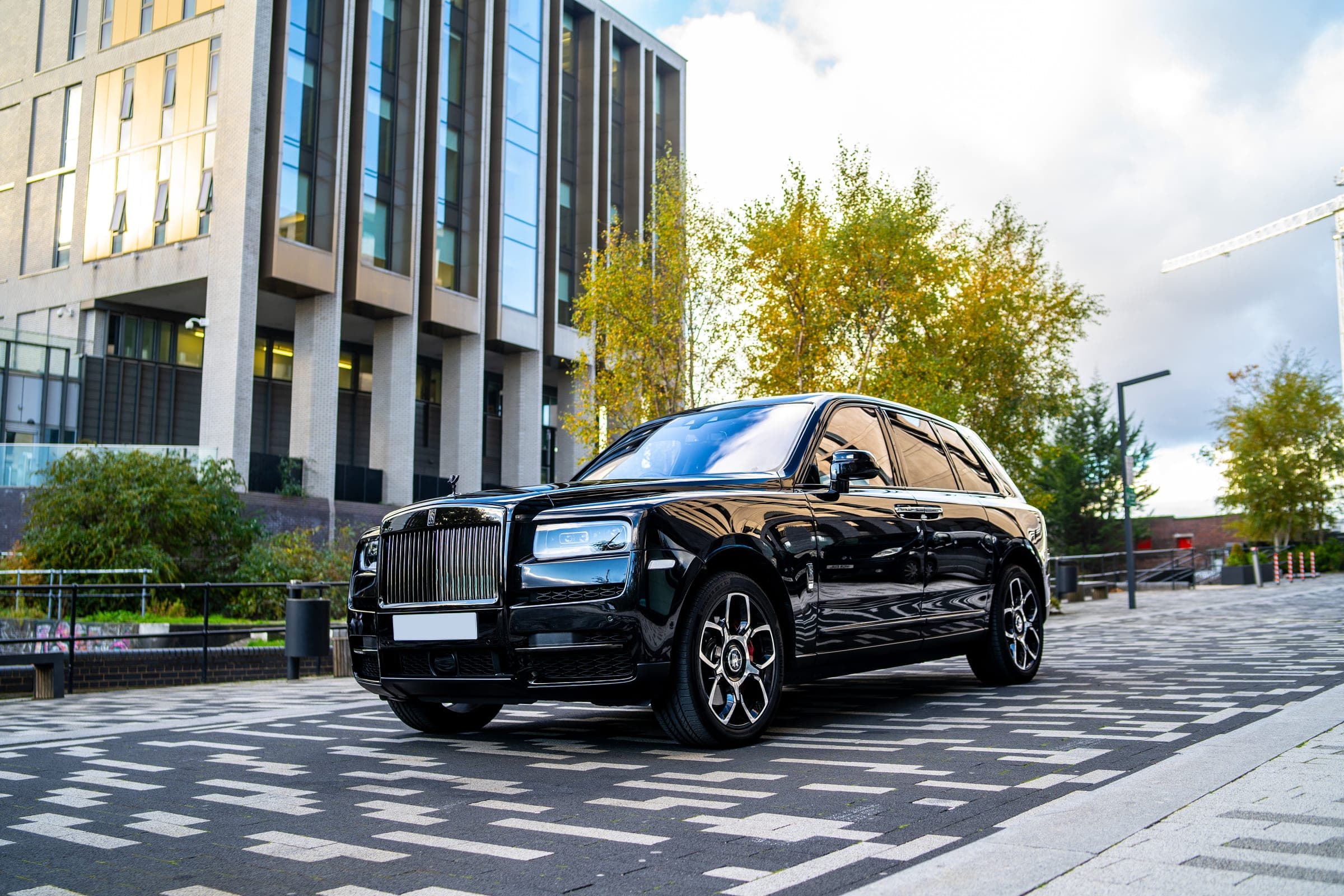 Front three-quarter view of the Rolls-Royce Cullinan