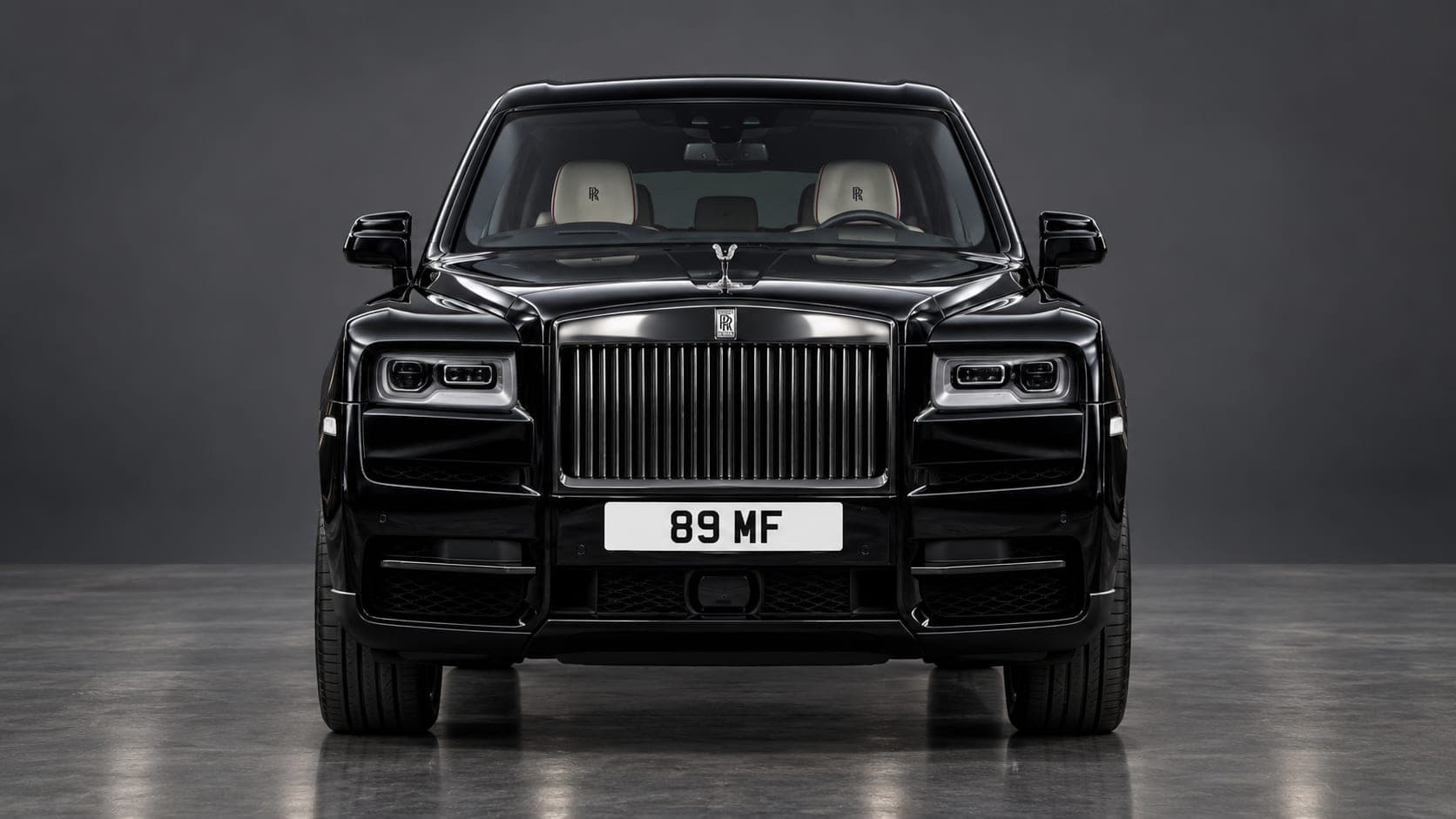 Front of the Rolls-Royce Cullinan Black Badge with its illuminated grille