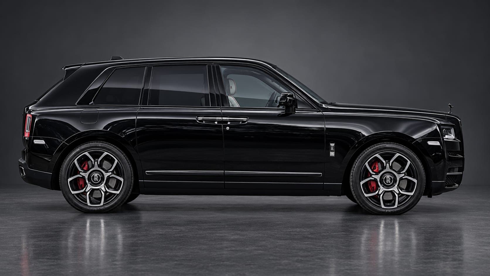 Side profile of the black Rolls-Royce Cullinan Black Badge
