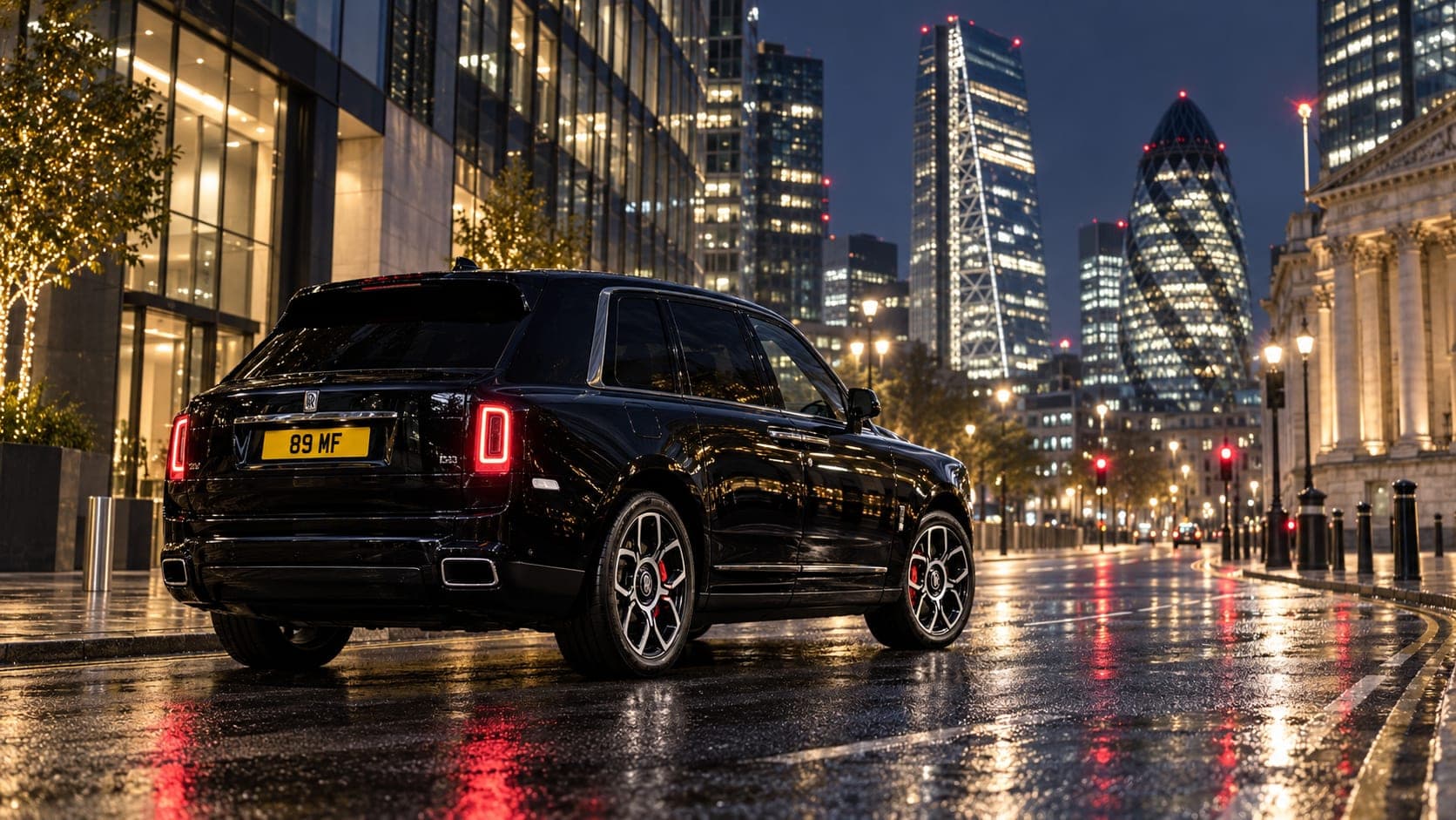 Rolls-Royce Cullinan in the city at night