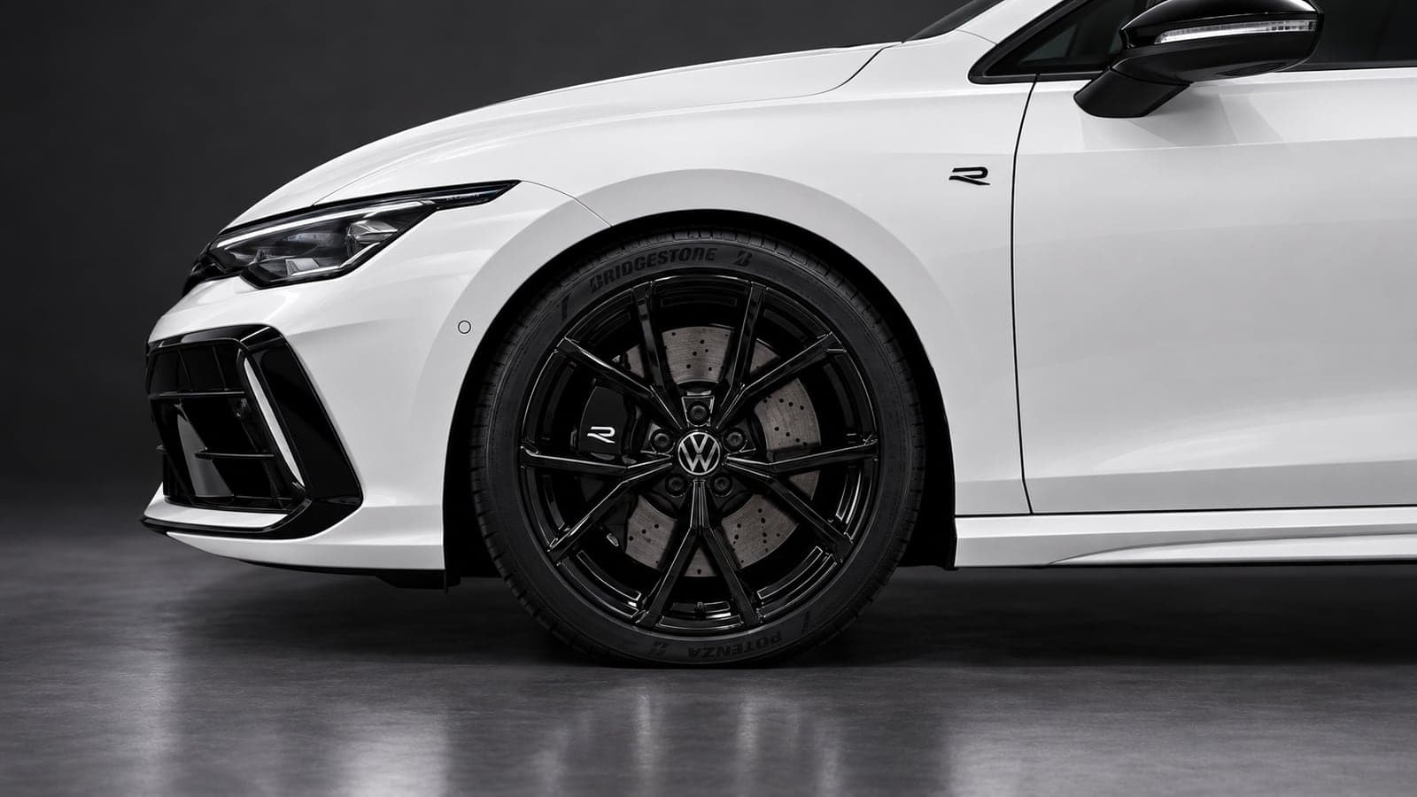 Volkswagen Golf R — wheel detail