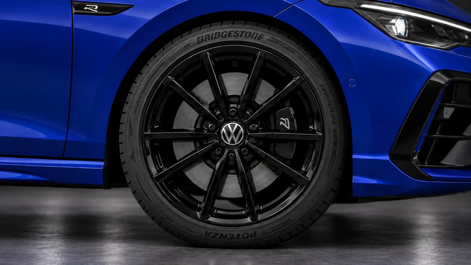 Lapiz Blue Volkswagen Golf R — wheel detail