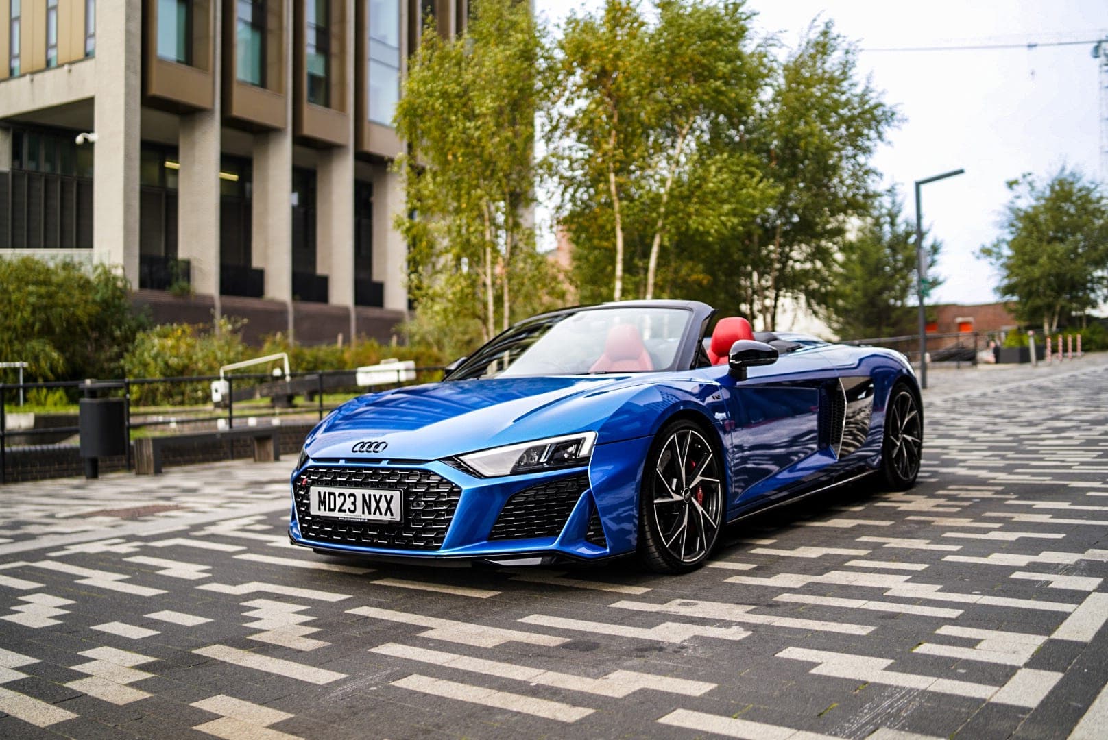 Front three-quarter view of the Audi R8 Spyder on the street