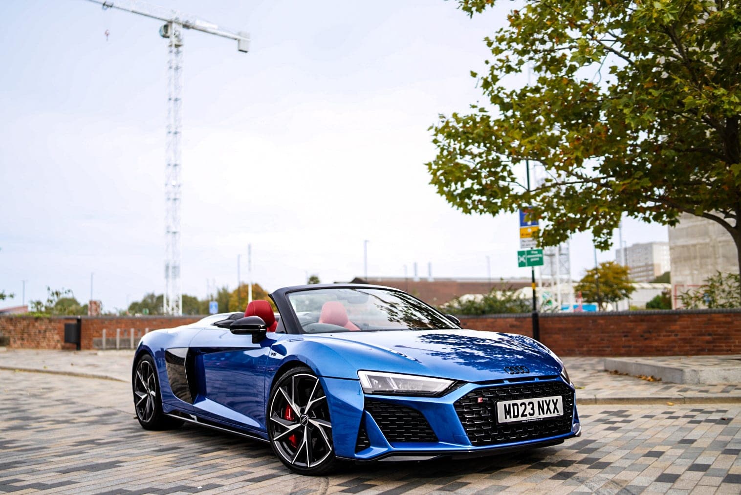 Front three-quarter view of the Audi R8 Spyder