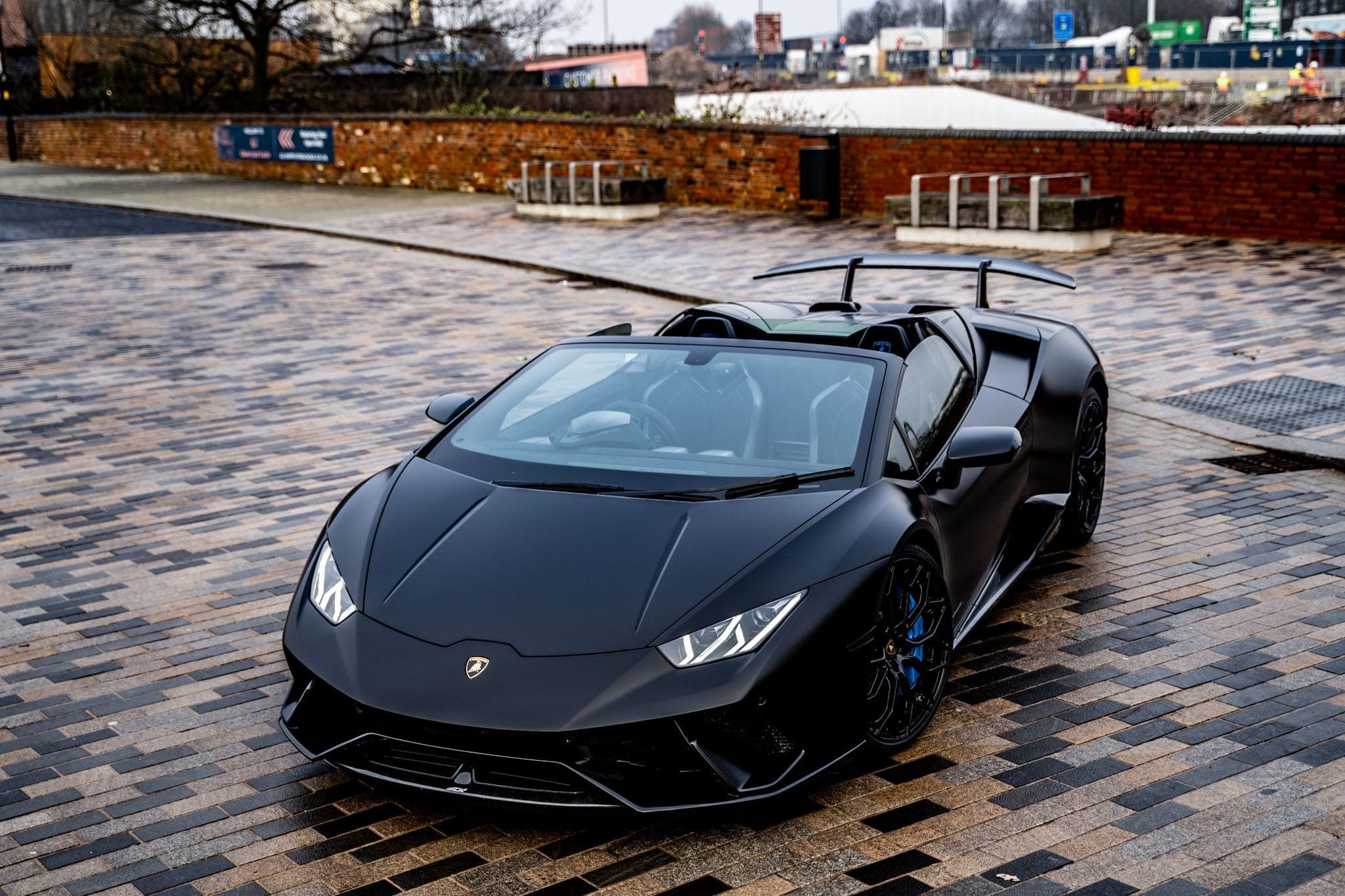 Front three-quarter of the Lamborghini Huracán Performante Spyder with the roof down