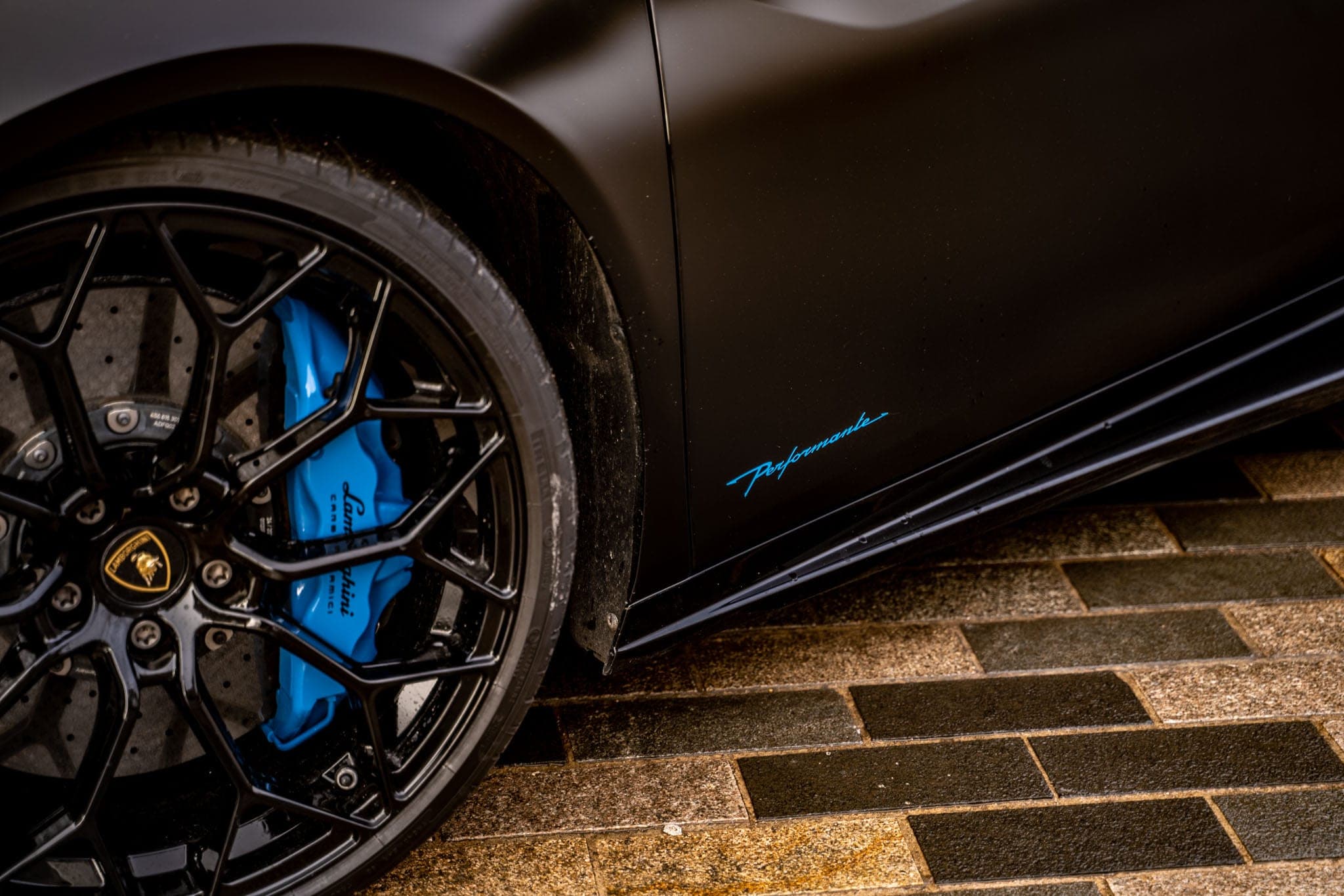 Lamborghini Huracán Performante Spyder wheel and blue brake caliper