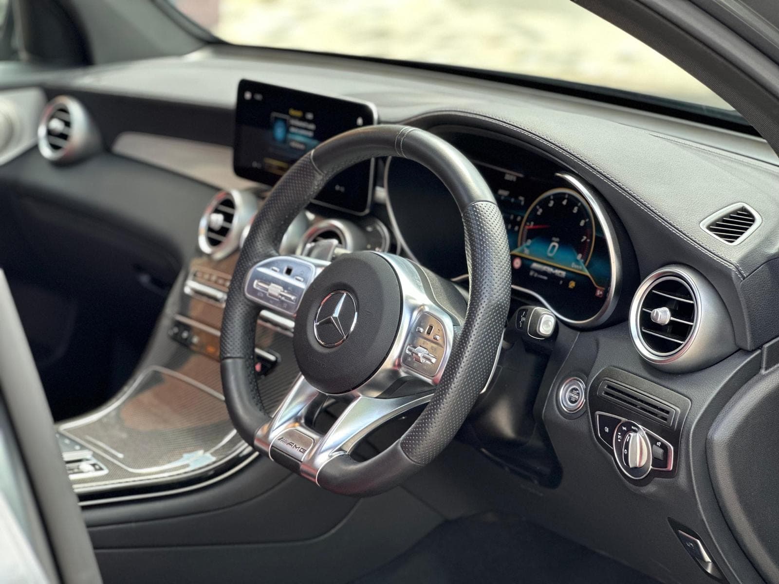 Mercedes-AMG GLC 43 steering wheel and interior